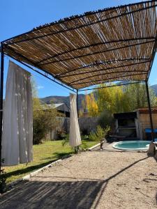a pergola over a pool in a yard at Casa de montaña in Potrerillos