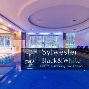 una piscina con un cartello che recita Swarovski bianco e nero di Bagińscy Spa a Pobierowo