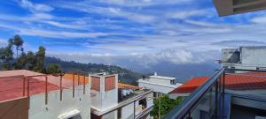 コダイカナルにあるDr Misty Hubの山々を背景にした建物屋根の眺め