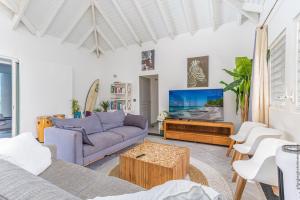 Oyster PondVilla Taïana的客厅里有一张沙发和一台电视