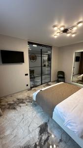 Postel nebo postele na pokoji v ubytování ЖК Шевченка ЦЕНТР Приватний паркінг Автономка