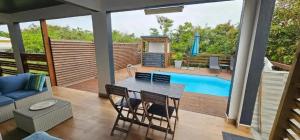 Πισίνα στο ή κοντά στο Appartement lumineux avec piscine à Le Moule, 70 m²