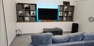 Μια τηλεόραση ή/και κέντρο ψυχαγωγίας στο Appartement lumineux avec piscine à Le Moule, 70 m²