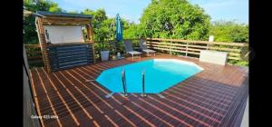 Πισίνα στο ή κοντά στο Appartement lumineux avec piscine à Le Moule, 70 m² +4 φωτογραφίες