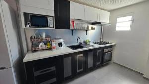 Η κουζίνα ή μικρή κουζίνα στο Appartement lumineux avec piscine à Le Moule, 70 m²