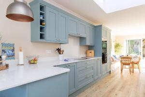 Kuchyň nebo kuchyňský kout v ubytování Coastal Comfort for 6 Felpham Beach + 50 fotografií