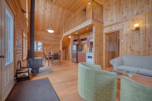 Η κουζίνα ή μικρή κουζίνα στο Chalet Wapiti for 16 Guests, 7 min to SPA, Skiing