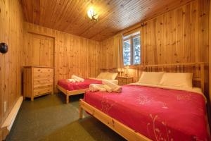Ένα ή περισσότερα κρεβάτια σε δωμάτιο στο Chalet Wapiti for 16 Guests, 7 min to SPA, Skiing