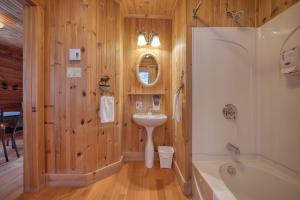 Ένα μπάνιο στο Chalet Wapiti for 16 Guests, 7 min to SPA, Skiing +28 φωτογραφίες