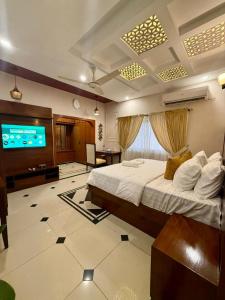 Μια τηλεόραση ή/και κέντρο ψυχαγωγίας στο Serene Stays Boutique Hotel