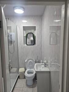 Ένα μπάνιο στο ACCOMADATION WREXHAM +46 φωτογραφίες