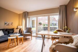 een woonkamer met een bank en een tafel bij Riff5 Wohnung 1 in Borkum