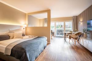 een slaapkamer met een bed, een tafel en een spiegel bij Riff5 Wohnung 1 in Borkum