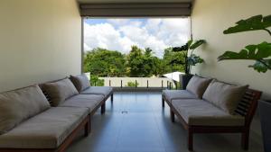 弗洛勒斯Hotel Tiffany的带沙发和大窗户的客厅