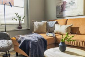 un soggiorno con un divano e un tavolo di Pier17 Appartement 1 a Borkum