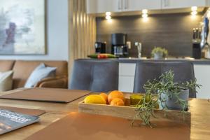 un cesto di frutta su un tavolo in cucina di Pier17 Appartement 1 a Borkum