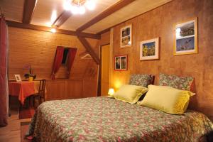1 dormitorio con 1 cama y 1 mesa en una habitación en Couleurs Nature, en Thanvillé