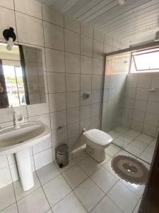 ein weißes Badezimmer mit Waschbecken und Toilette in der Unterkunft Hotel Menegatti in Pato Branco