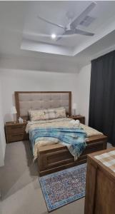 Ένα ή περισσότερα κρεβάτια σε δωμάτιο στο Quiet Master Bedroom with Ensuite, Kitchenette, Veranda & LakeView