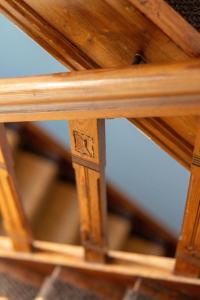 een close-up van een houten tafel met houten poten bij Logierhaus K15 Appartement 6 in Borkum