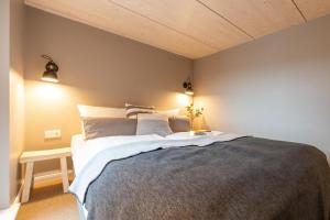 een slaapkamer met een groot bed met twee lampen erop bij Logierhaus K15 Appartement 2 Plus in Borkum