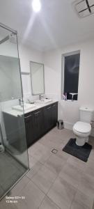 Ένα μπάνιο στο Quiet Master Bedroom with Ensuite, Kitchenette, Veranda & LakeView