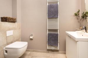 een badkamer met toilet en wastafel bij Logierhaus K15 Appartement 2 Plus in Borkum