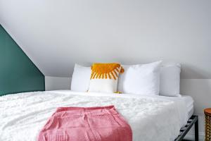 Giường trong phòng chung tại Jungle House Columbus Sleep 16 Downtown Ohio Free Parking - Near Convention Center & Nationwide Arena - 4BR Luxury Home - Pet Friendly - Over 5,800 Five Stars