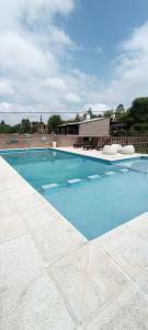 Bazén v ubytování El Atardecer de Playas de Oro nebo v jeho okolí