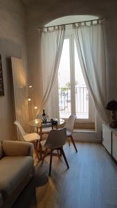 Khu vực ghế ngồi tại San Pietro Luxury Old Town Apartment