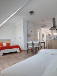 Postel nebo postele na pokoji v ubytování Ático By Alhaurín Loft City Center
