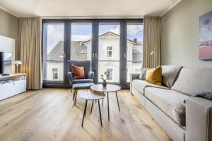 een woonkamer met een bank en een tafel bij InselLoft Wohnung 4 in Borkum