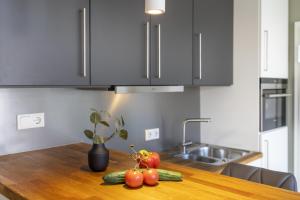 een keuken met een houten tafel met groenten en fruit erop bij InselLoft Wohnung 4 in Borkum