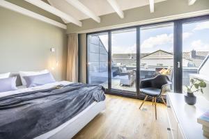 een slaapkamer met een bed, een bureau en een stoel bij InselLoft Wohnung 4 in Borkum