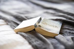 een boek op een bed bij InselLoft Wohnung 4 in Borkum
