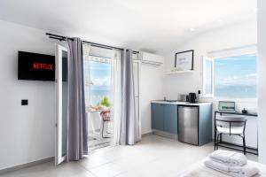 Kuchyň nebo kuchyňský kout v ubytování Seaside Suites