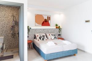 Postel nebo postele na pokoji v ubytování Seaside Suites