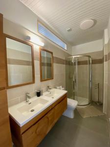 Ένα μπάνιο στο Logement t3 avec terrasse à Tartane