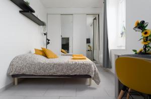 a bedroom with a bed and a yellow chair at Studio Cosy - Manoir Securisé - Avon in Avon