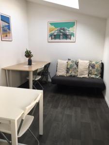 una sala de estar con un sofá y una mesa en Studio Eysines, en Eysines