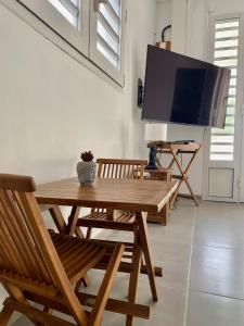 Μια τηλεόραση ή/και κέντρο ψυχαγωγίας στο Logement t3 avec terrasse à Tartane