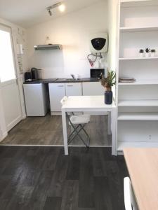 Η κουζίνα ή μικρή κουζίνα στο Studio Eysines