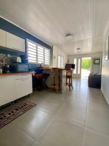 Η κουζίνα ή μικρή κουζίνα στο Logement t3 avec terrasse à Tartane