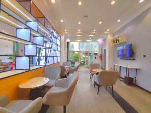 una sala d'attesa con tavoli e sedie in ospedale di Ivy Hotel Aromire a Hausa