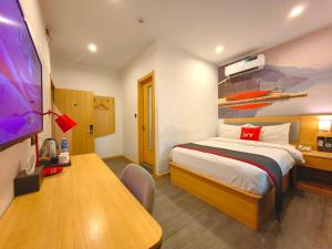 una camera d'albergo con un letto e una tv di Ivy Hotel Aromire a Hausa Altre 28 foto