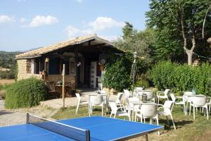 un tavolo da ping pong davanti a una casa di Casa Atuel a Bierge