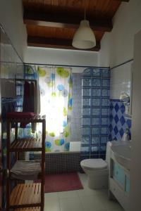 Un baño con ducha, inodoro y lavabo. en Casa Atuel, en Bierge