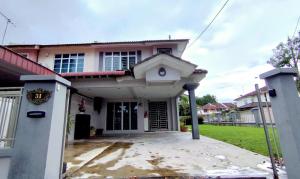 新邦安拨Charming 4BR Family House Quite Area & Cozy的白色房子前面有钟