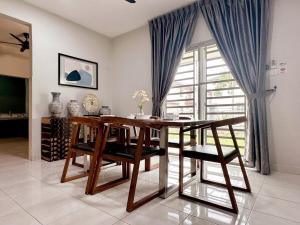 新邦安拨Charming 4BR Family House Quite Area & Cozy的一间有桌子、椅子和窗户的餐厅 更多35张照片