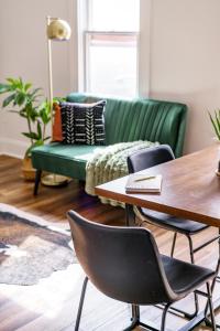 Khu vực ghế ngồi tại Jungle House Columbus Sleep 16 Downtown Ohio Free Parking - Near Convention Center & Nationwide Arena - 4BR Luxury Home - Pet Friendly - Over 5,800 Five Stars